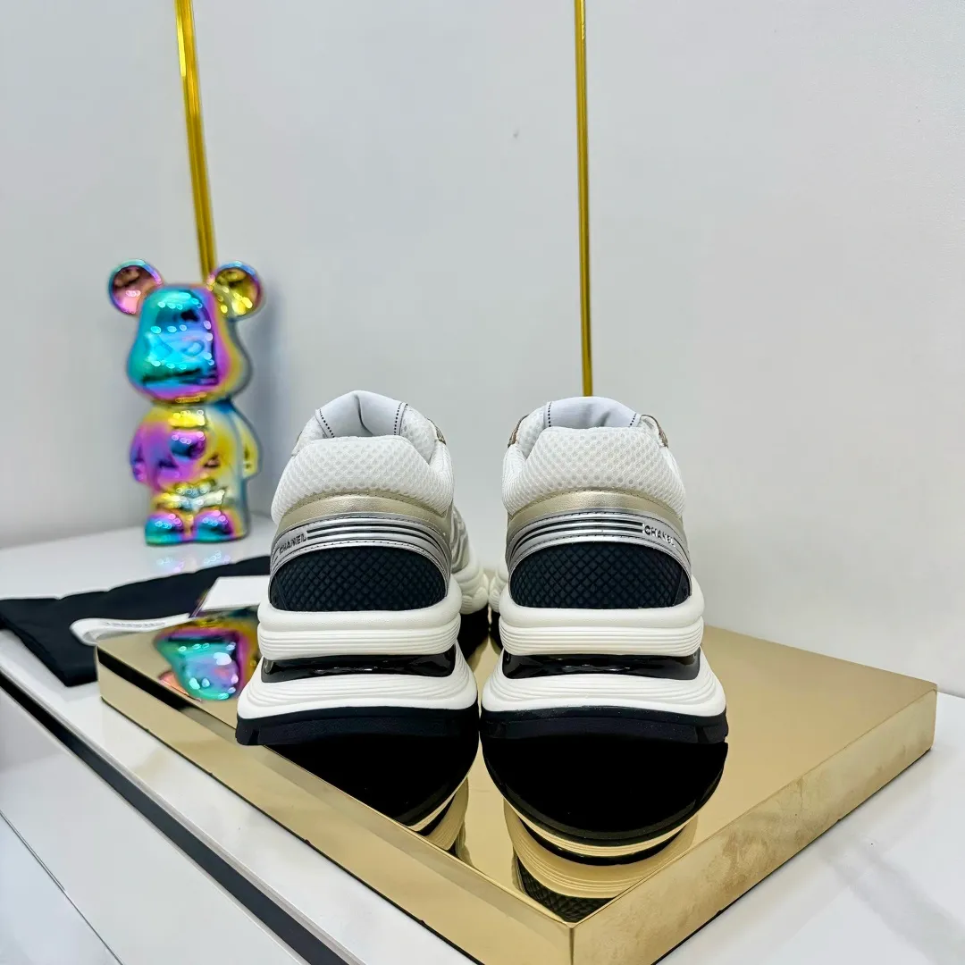 👟👟Ex-factory price 680👟👟 Upgraded version, upgraded version, upgraded version! No rebuttal accepted! ! ! ! Chanel Chanel panda shoes! 2025 counter's top casual sports shoes. This classic design; the upper is electro-embroidered with a variety of techniques; the outsole is fashionable and sporty; the unusual inclusion of a variety of color matching elements... The diversified mix and match is very good-looking and versatile, and can be used for leisure, fashion, sports, and outdoor... ꫛꫀꪝ Go➫ Materials: ❶Upper made of: original imported first-layer silk cowhide + original waterproof cloth + original first-layer cowhide ❷Inner lining: Original Yangli+Net ❸Outsole based on: Original TPU combination outsole Counter boutique packaging complete set for women 35–41 👉 👉 👉 👉